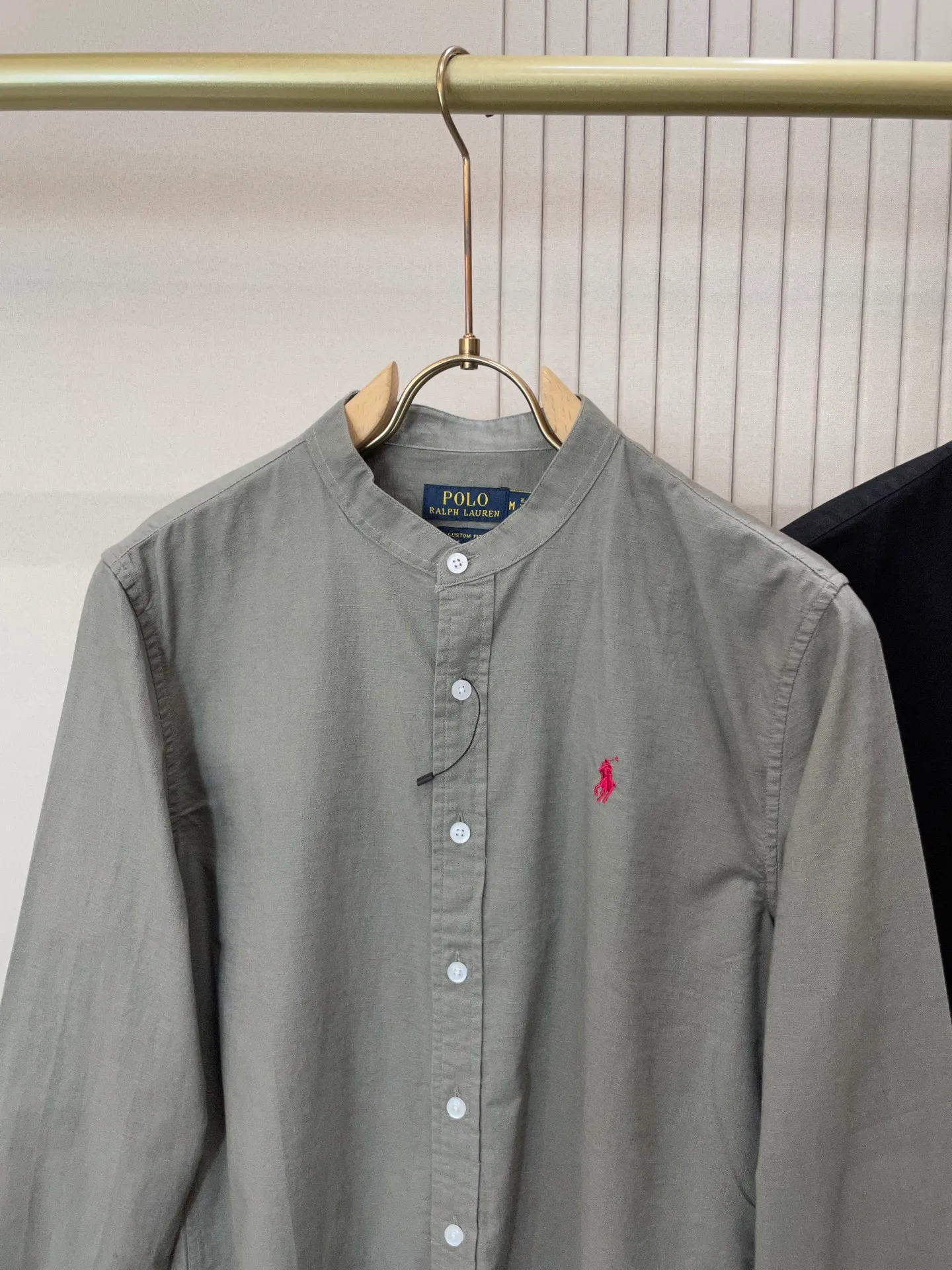 P220 🌸🌸🌸 POLO Ralph Lauren [High Quality] Classic shirt! The classic casual shirt made of pure cotton and linen has a unique design. It has a simple, clean and classic silhouette. It is a versatile style that can be switched at will. The fabric feels soft and delicate, highly breathable, and is close to the skin and comfortable to wear. It can be worn alone as an inner layer. Its versatile performance is beyond your imagination! The upper body of the ready-to-wear is simple and classic yet elegant! Size:M-XXL